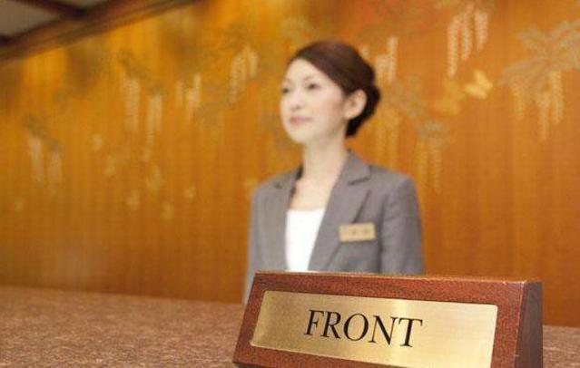 夜半鐘聲驚擾夢，前臺微笑藏艱辛——揭秘酒店前臺對深夜入住客人的復(fù)雜情緒